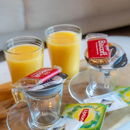 9 Min From - Cozy For 4 - Parking & Wi-fi *