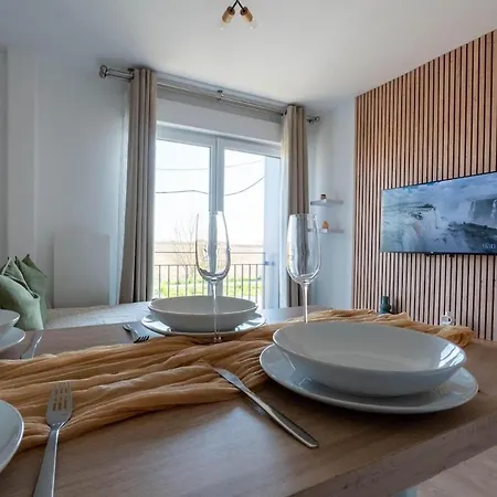 9 Min From - Cozy For 4 - Parking & Wi-fi Apartment *