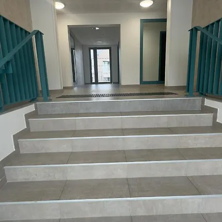 9 Min From - Cozy For 4 - Parking & Wi-fi Apartment *
