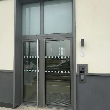 9 Min From - Cozy For 4 - Parking & Wi-fi Lejlighed
