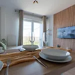 9 Min From - Cozy For 4 - Parking & Wi-fi Apartment *