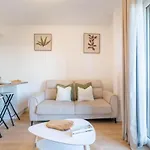 9 Min From - Cozy For 4 - Parking & Wi-fi Apartment *