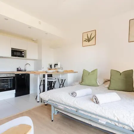 9 Min From - Cozy For 4 - Parking & Wi-fi アパート *